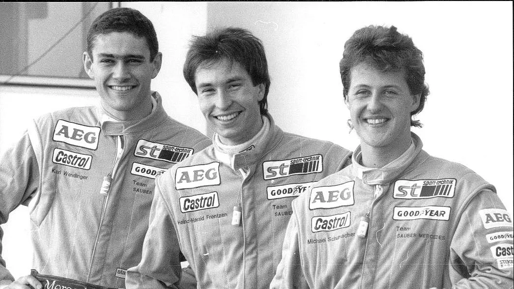 Drei Rennfahrer posieren